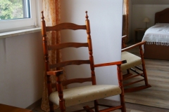 Schaukelstuhl im großen  Schlafzimmer mit Ganzkörperspiegel